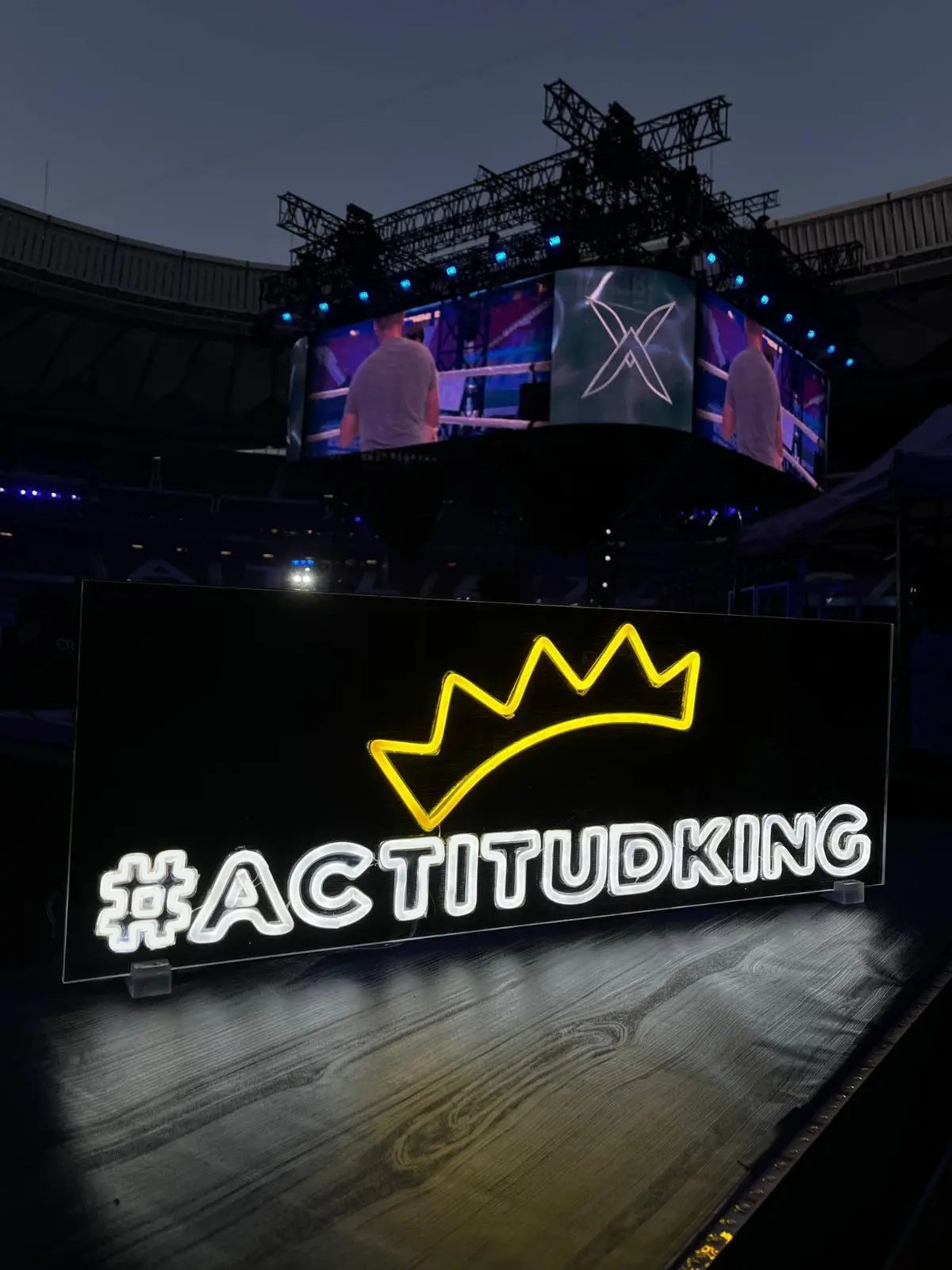 Cartel Neon con Patas #Actitudking blanco y amarillo