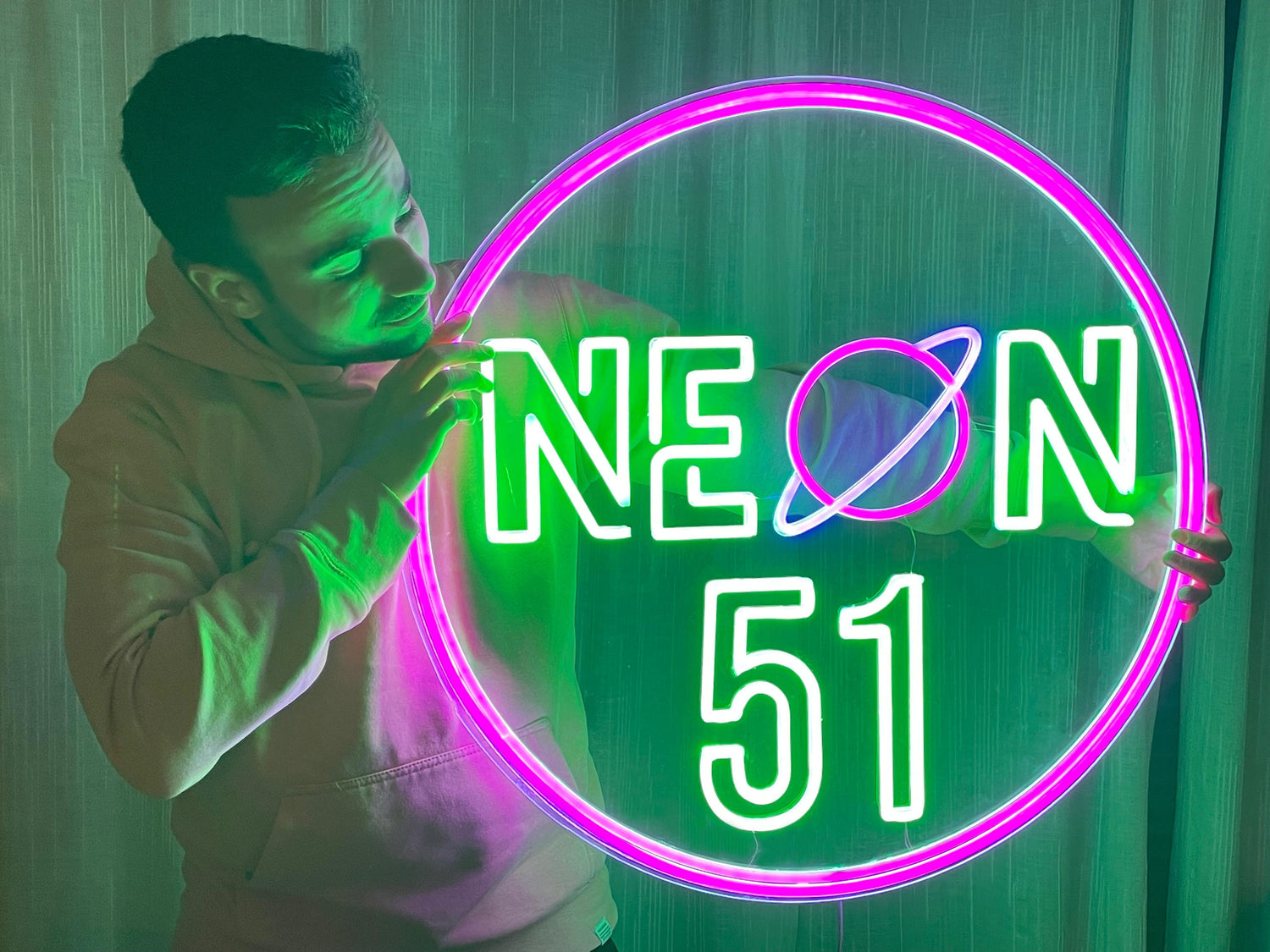 Logo Neon 51 sujetado por Pablo