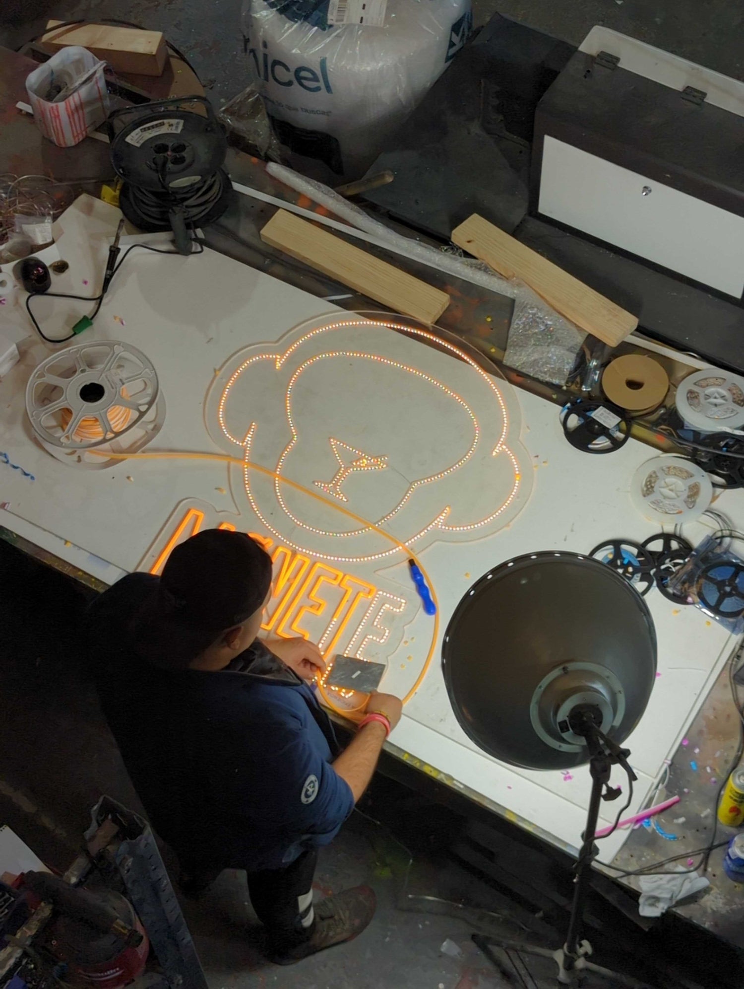 Nuestro trabajador de fabrica, Adrián, fabricando un rótulo