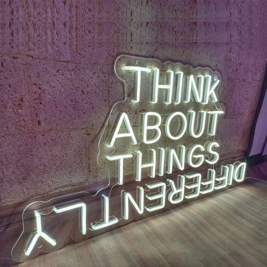 Neón de Texto Blanco "Think About Things Differently"